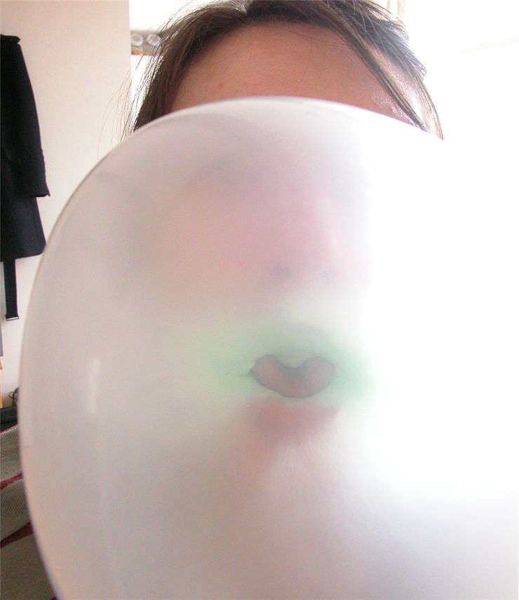 Chewing gum big balloon